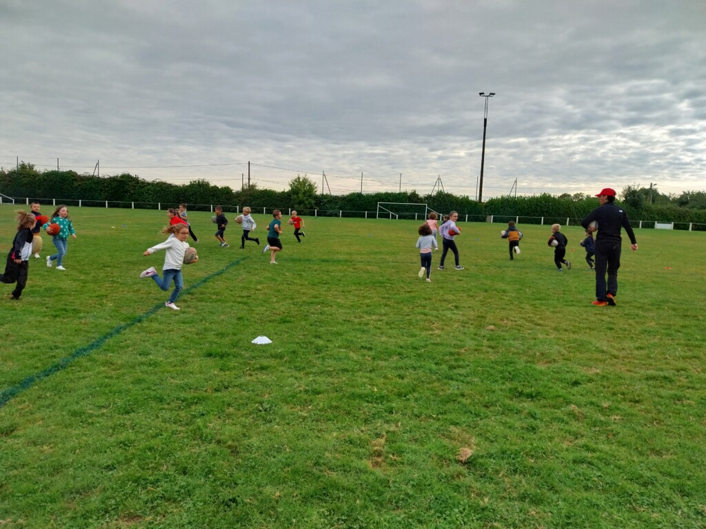 Ce sport où on lance le ballon en arrière pour aller de l’avant !