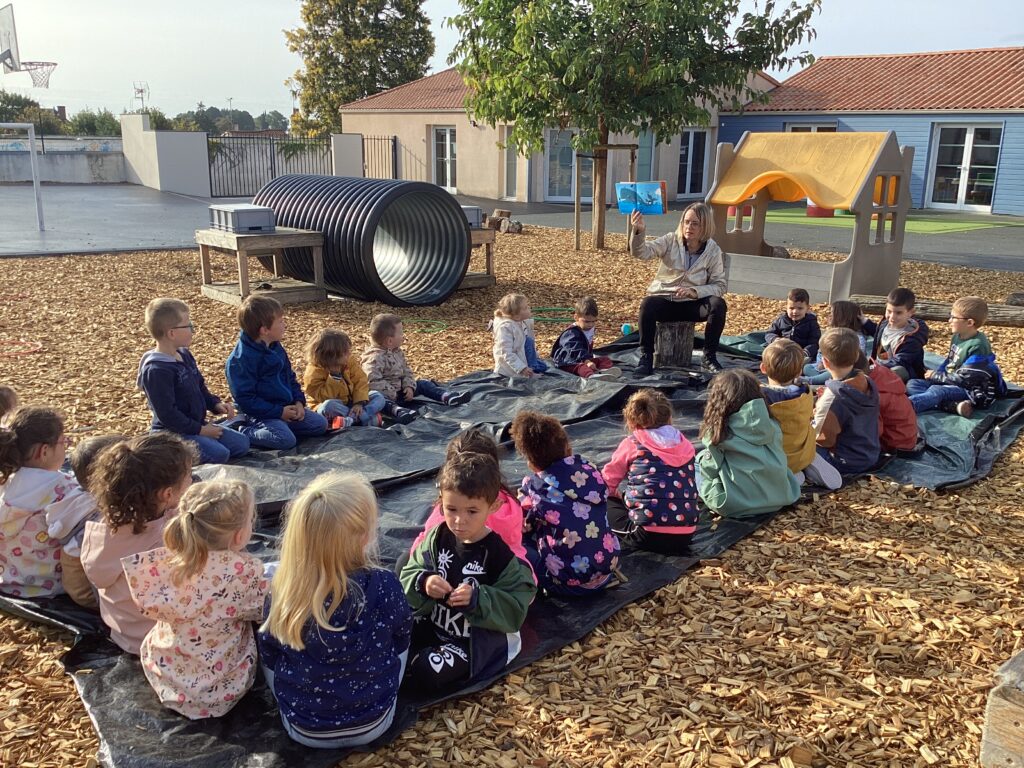 La classe dehors sur la cour en maternelle