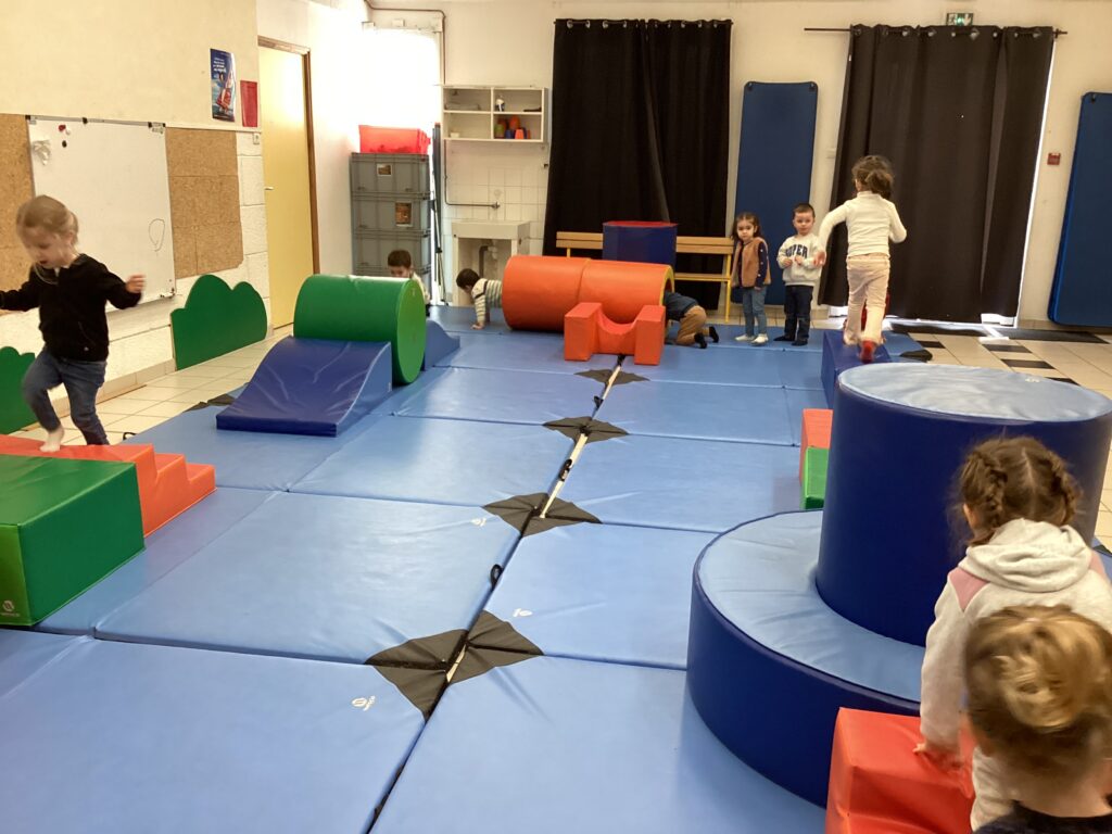 Roulez, rampez, glissez, sautez !!!