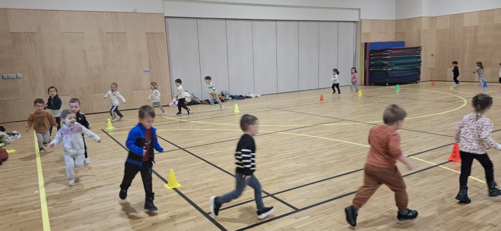 Les maternelles font du sport dans la salle du pré de la cure